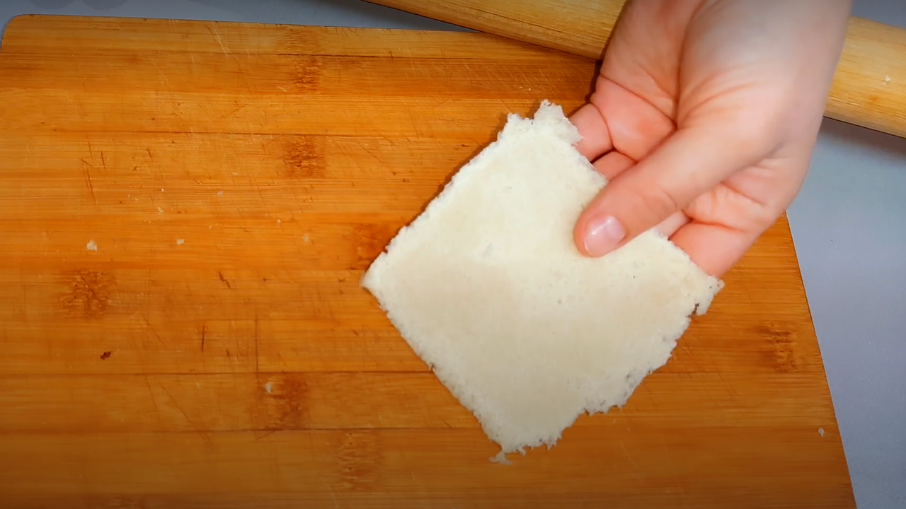 Главная картинка новости: Не бутерброды и не пирожки: раскатываю хлеб скалкой и получаю великолепный завтрак: делов-то на 15 минут