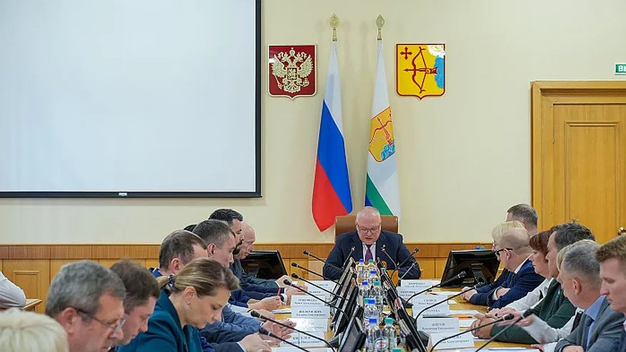 Главная картинка новости: Губернатор Кировской области поздравил работников сельского хозяйства с профессиональным праздником