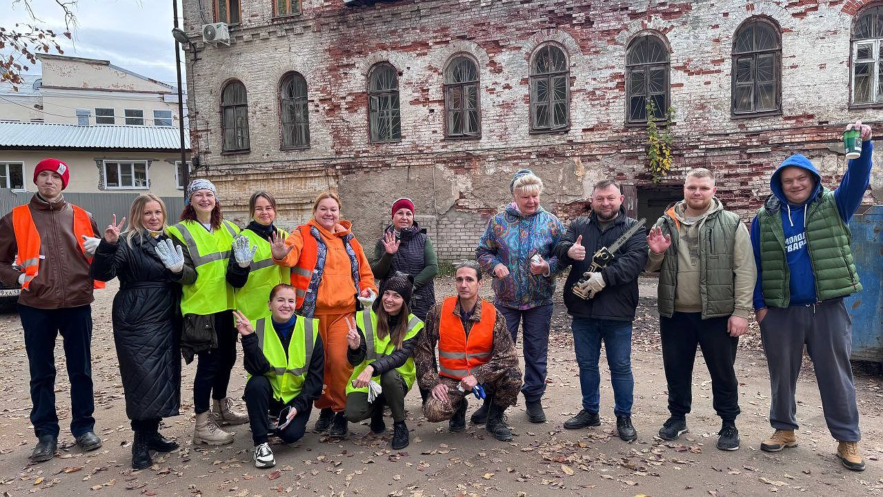 Главная картинка новости: В Кирове глава администрации принял участие в субботнике у старейшего каменного дома