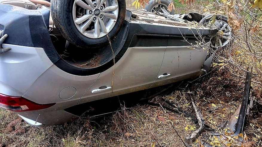 Главная картинка новости: В Кировской области на трассе опрокинулись две иномарки: есть пострадавшие