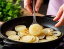 Щепотка соды - и обычный лук превращается в кулинарный шедевр. Шеф-повар раскрыл свой секрет