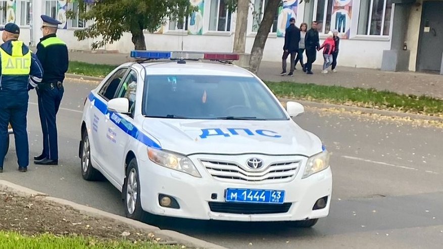 Главная картинка новости: В центре Кирова водитель электросамоката сбил женщину: следователи начали проверку