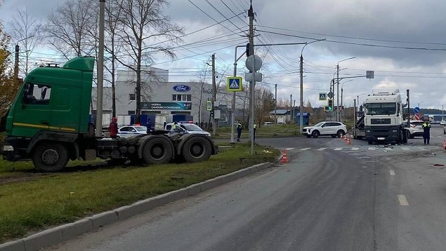 Главная картинка новости: В Кирове на улице Дзержинского два грузовика сошлись в ДТП