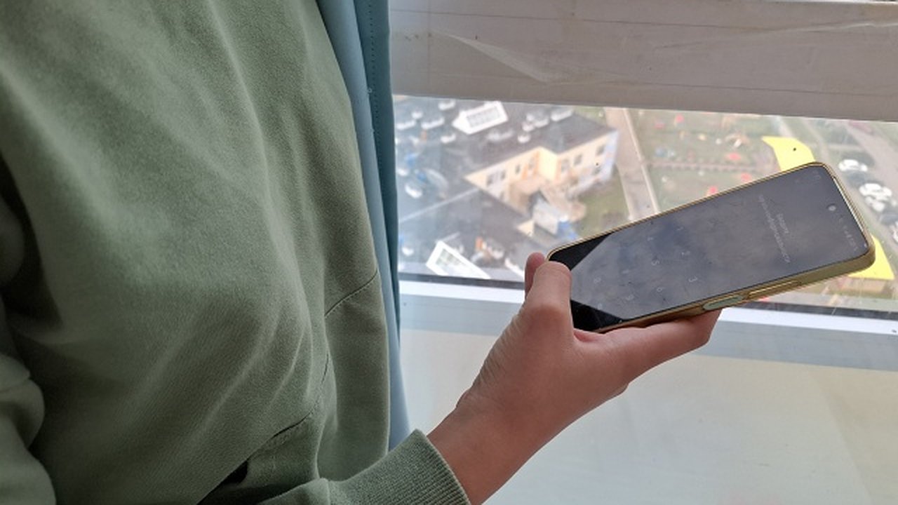 Главная картинка новости: «Вам не кажется»: как понять, что за вами следят через смартфон - 5 признаков