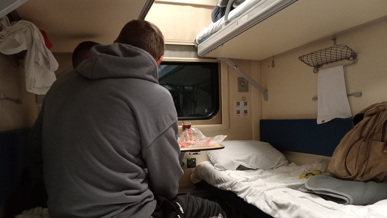 Главная картинка новости: "В вашей колбасе одна химия. Она ужасна": сосед по купе разложил на столике вонючую рыбу, но запретил мне есть бутерброды - они пахнут