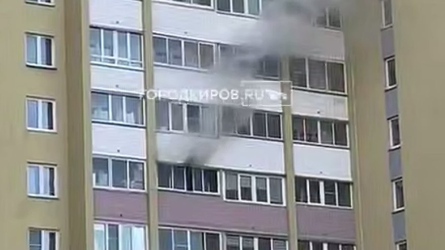 Главная картинка новости: Пожар в квартире на улице Современной в Кирове тушили четыре пожарных расчета