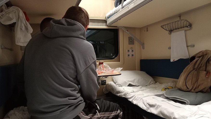 Главная картинка новости: — Мы с детьми, нам нужнее: вернулась в свое купе, а его заняла какая-то семья