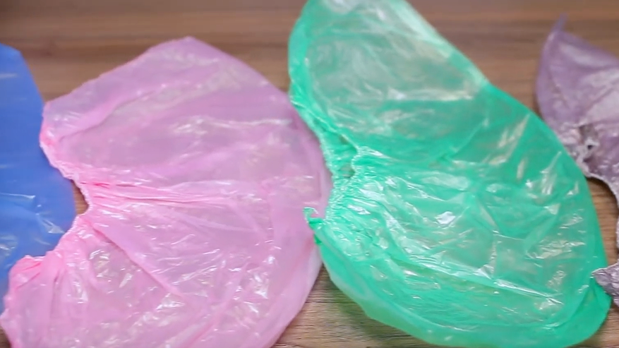 Главная картинка новости: Подруга покупает бахилы пачками. Когда узнала для чего, стала закупать больше. 5 необычных применений бахил