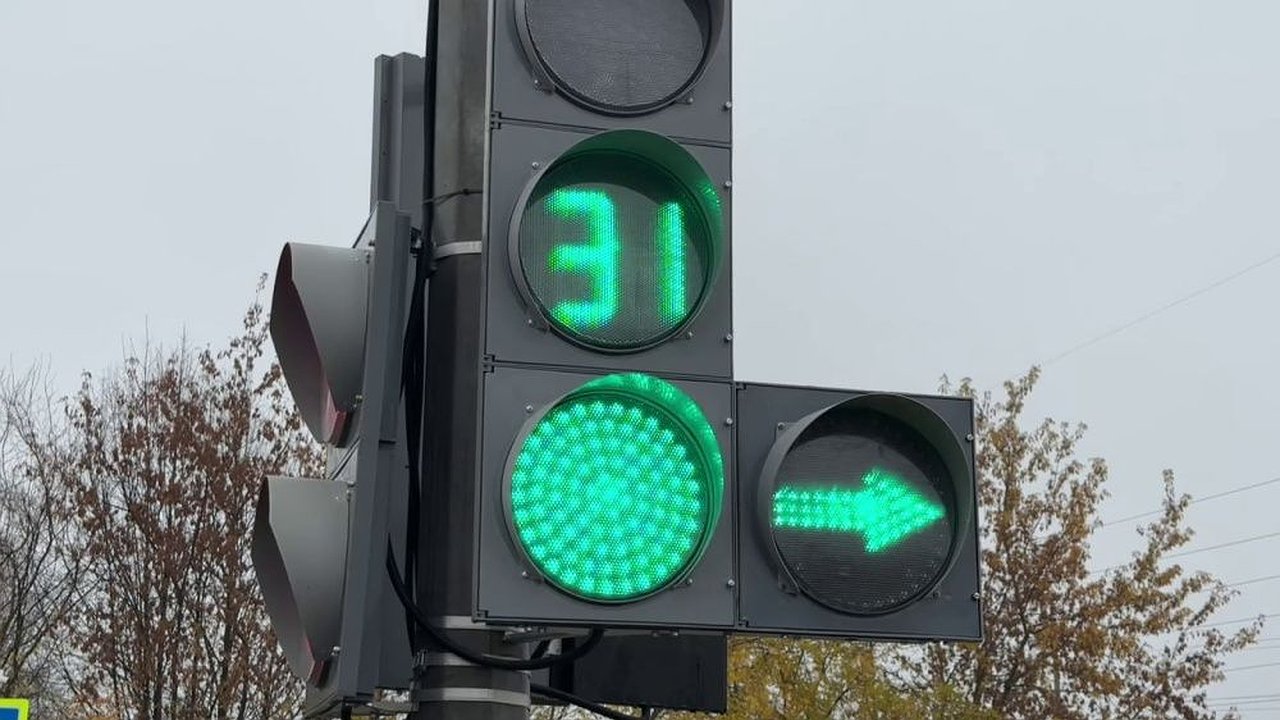 Главная картинка новости: На перекрестке Ульяновской и Энтузиастов установили новые дорожные знаки и секции светофора