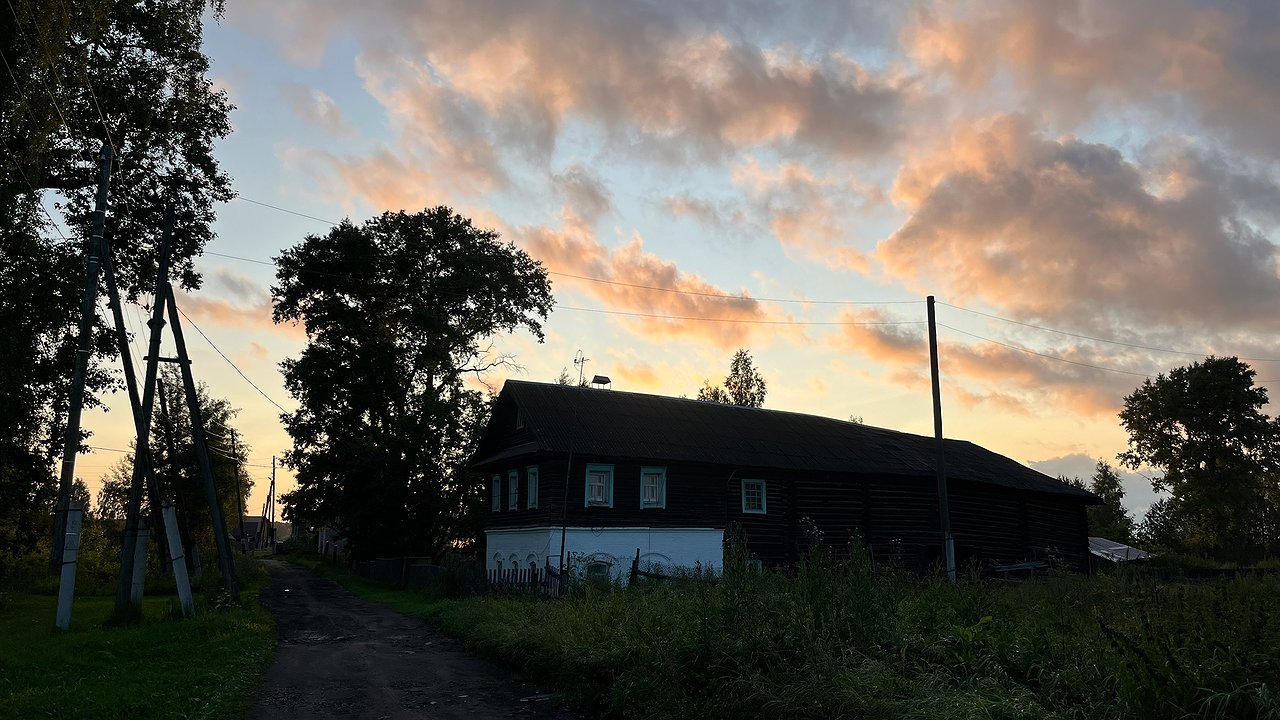 Главная картинка новости: Всю жизнь мечтали и наконец переехали, но горько пожалели: 5 жирных минусов жизни в деревне, о которых не принято говорить