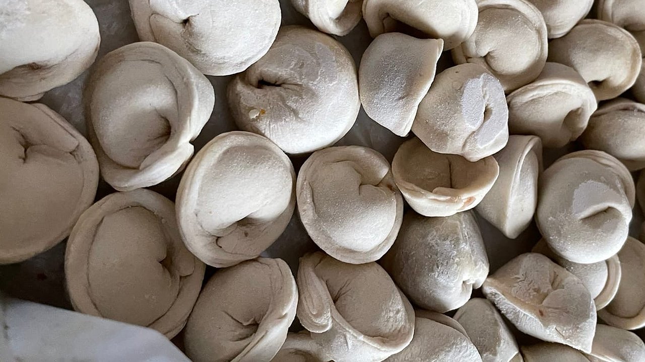 Главная картинка новости: Всего 50 граммов — и тесто вкусное даже без начинки: пельмени и вареники получаются, как у бабушки в деревне