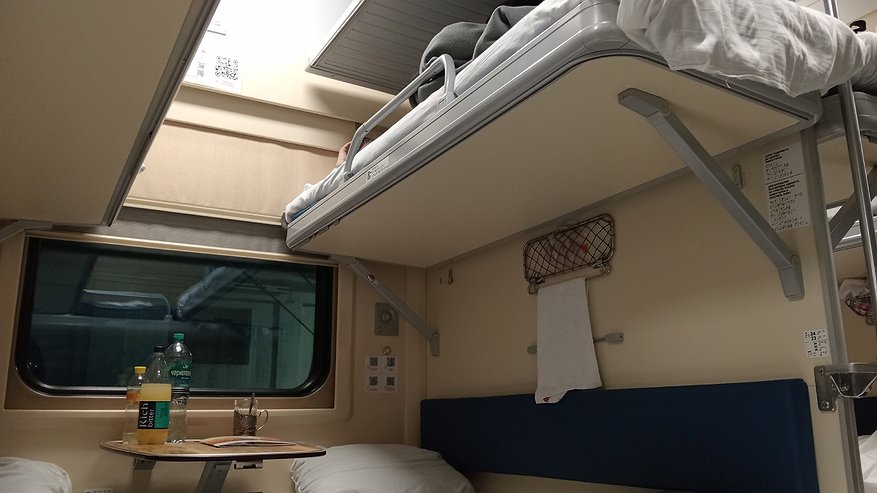 Главная картинка новости: "Лезь наверх и не выпендривайся": пассажирка заняла мою нижнюю полку - от такой наглости онемел весь вагон