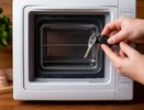 Зачем водители кладут ключи от машины в микроволновку, когда приходят домой – вам нужно это знать