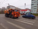 Кировские службы обновляют дорожную технику и проводят уборку улиц в летнем режиме