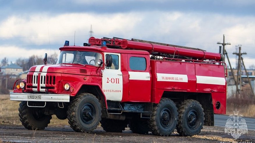 Главная картинка новости: В понедельник пожарные тушили сразу три дома в Кировской области