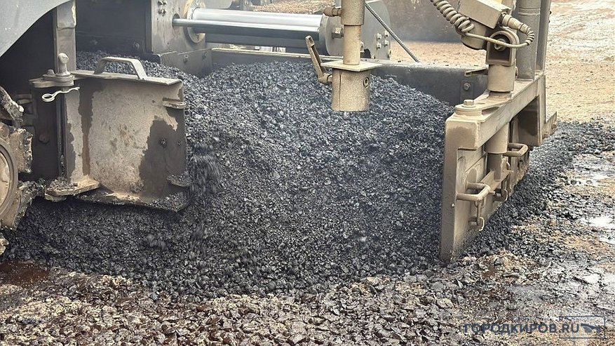 Главная картинка новости: В Кирове применяют литой асфальтобетон для ночного ремонта дорог