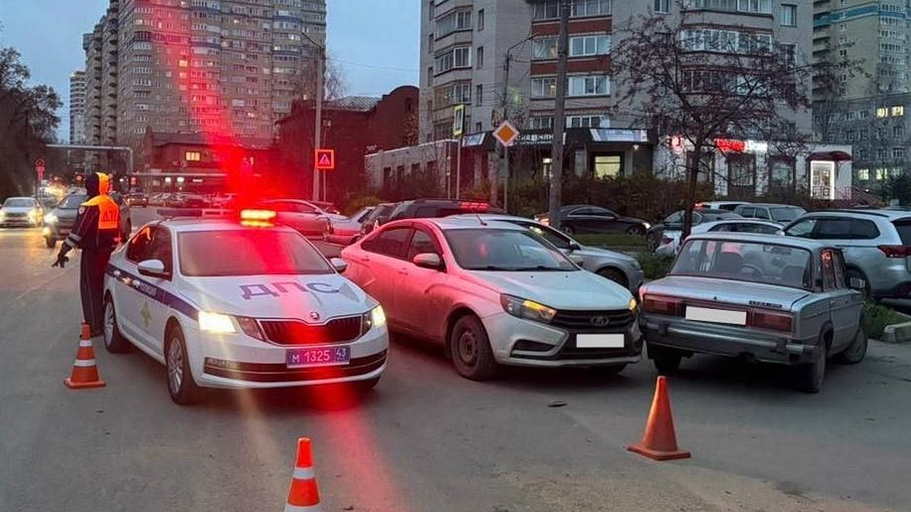 Главная картинка новости: ДТП в Кирове: водитель «Лады Весты» погиб, столкнувшись на Преображенской с припаркованной машиной