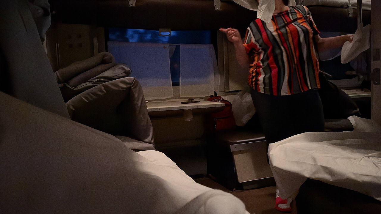 Главная картинка новости: Ночь в поезде превратилась в триллер: женщина с верхней полки устроила переполох