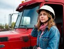 «Если кто-то начинает клеиться, сразу объясняю: “Я хочу просто пожрать и свалить отсюда”»: как выживают дальнобойщицы на дорогах