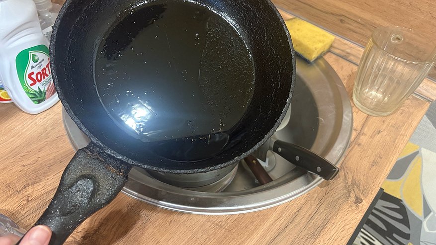 Главная картинка новости: Два пакетика заливаю кипятком, и сковородка как новая: от жира и нагара ни следа