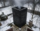Быстро и просто: дымоход чистится сам, если добавить горсть средства на дрова