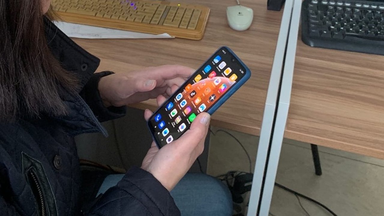 Главная картинка новости: В Вятских Полянах женщина лишалась сбережений, машины и оформила кредит после сообщения от коллеги