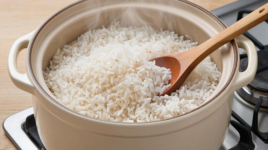 Главная картинка новости: Лайфхак для тех, у кого рис превратился в кашу: секрет, который вернет ему рассыпчатость. Нужно всего 2 минуты и обычный продукт