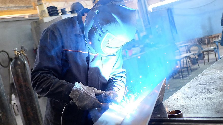 Главная картинка новости: Правительство Кировской области учредило новую награду для промышленников региона