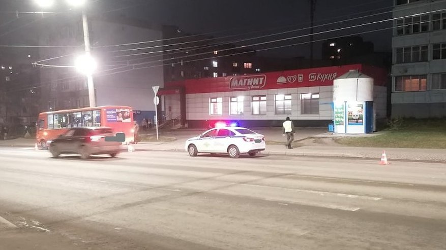 Главная картинка новости: Водитель автобуса в Кирове сбил 20-летнего парня на улице Красина