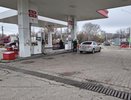 Спать приходилось в туалете: как я работала заправщиком на АЗС (личный опыт)