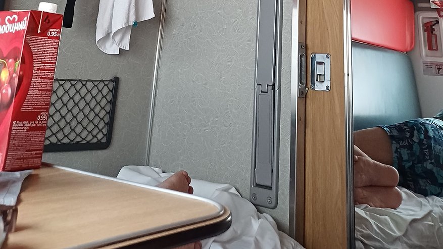 Главная картинка новости: Выкупили всё купе ради спокойствия с женой, но поездка обернулась ночным кошмаром из-за проводницы