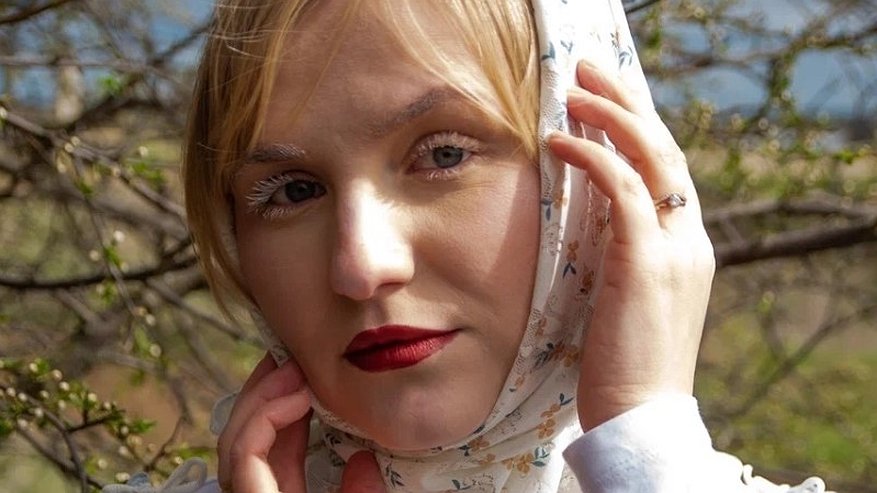 Главная картинка новости: “Вдохновляюсь избушками, наличниками, деревенским бытом и фольклором”: кировчанка создает необычные наряды и кокошники