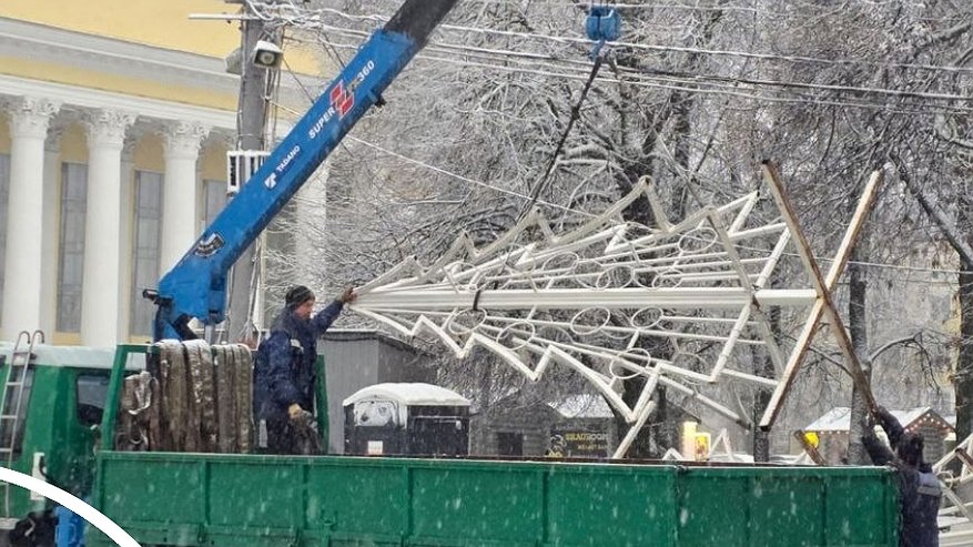 Главная картинка новости: В Кирове Театральную площадь начали готовить к новогодним праздникам