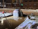 Две машины провалились в незакрытую яму на улице Попова в Кирове