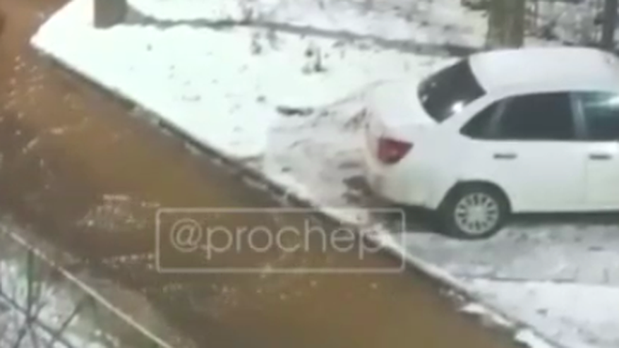 Главная картинка новости: Без воды — три дома, школа и детский сад: в Кирово-Чепецке устраняют коммунальную аварию на Вятской Набережной