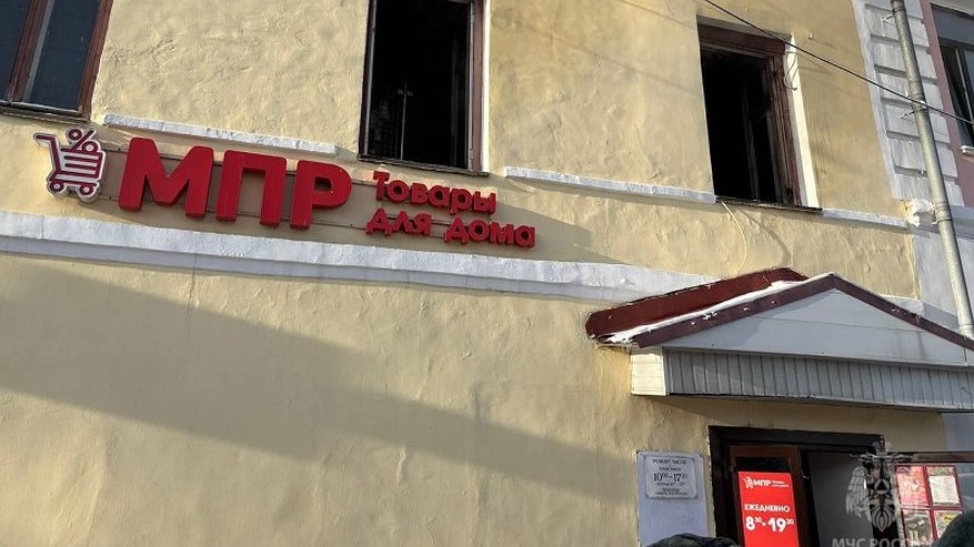 Главная картинка новости: Семь пожарных расчетов тушили пожар в торговом центре Слободского