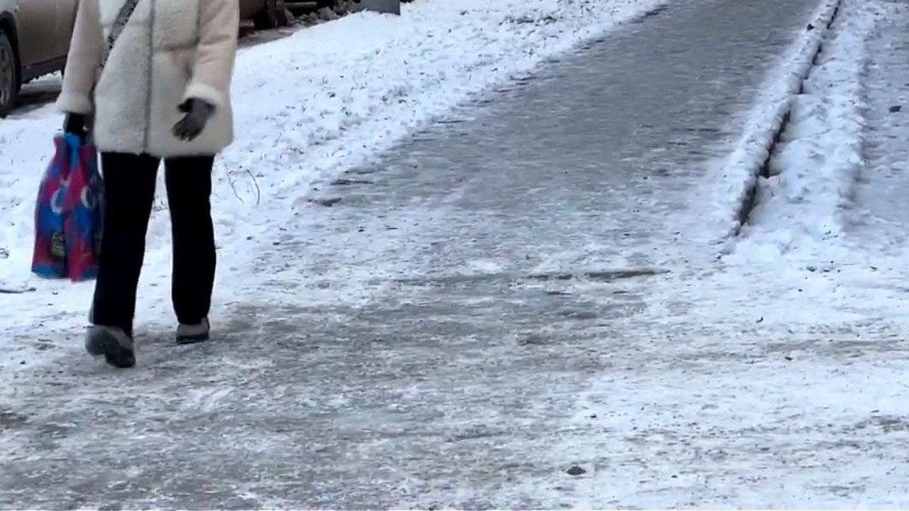 Главная картинка новости: Котельничские прокуроры взыскали с администрации 50 тысяч рублей за упавшую на льду пенсионерку