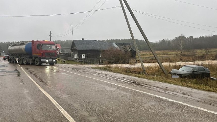 Главная картинка новости: Под Нолинском женщина на ВАЗ-2112 вылетела в кювет после столкновения с грузовиком