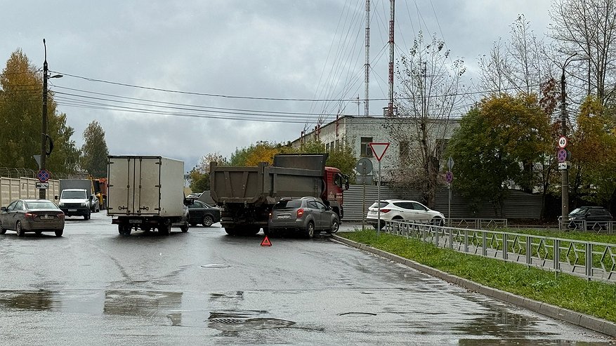 Главная картинка новости: Как грамотно объехать аварию, если слева сплошная линия: про эти тонкости ПДД в автошколе не расскажут - запомните раз и навсегда