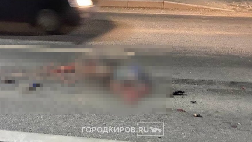 Главная картинка новости: "Кровавый след по всей дороге": в Вахрушах фура насмерть сбила человека