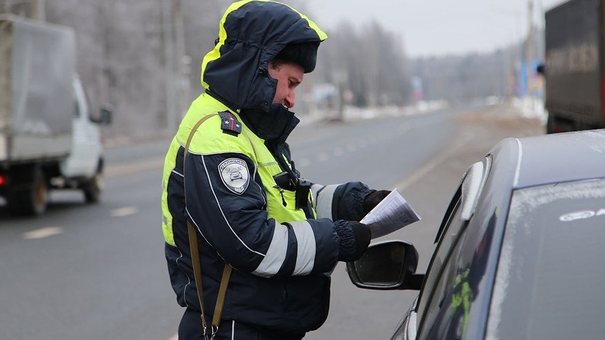 Главная картинка новости: Сижу в заглушенном авто - подходит инспектор ДПС и требует документы: как действовать, чтобы не наломать дров