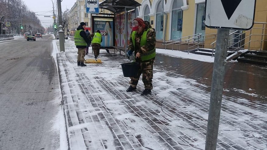 Главная картинка новости: В Кирове ликвидируют последствия ночного снегопада