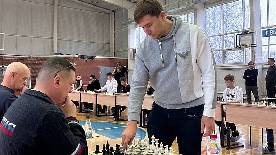 Главная картинка новости: Гроссмейстер Сергей Карякин провел в Котельниче сеанс одновременной игры