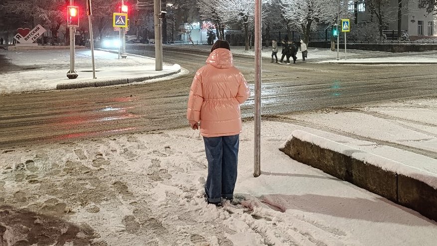 Главная картинка новости: Кировчанам обещают ледяной дождь со снегом и сильный ветер во вторник