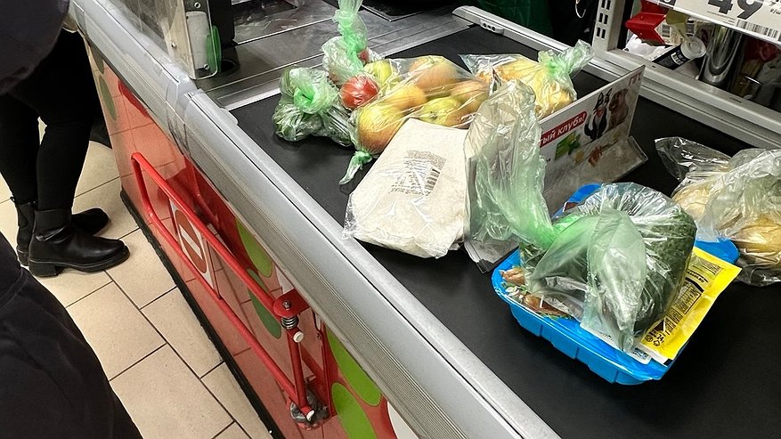 Главная картинка новости: Почему кассиры всегда смотрят вам в глаза перед пробитием чека. Не только, чтобы определить ваш возраст