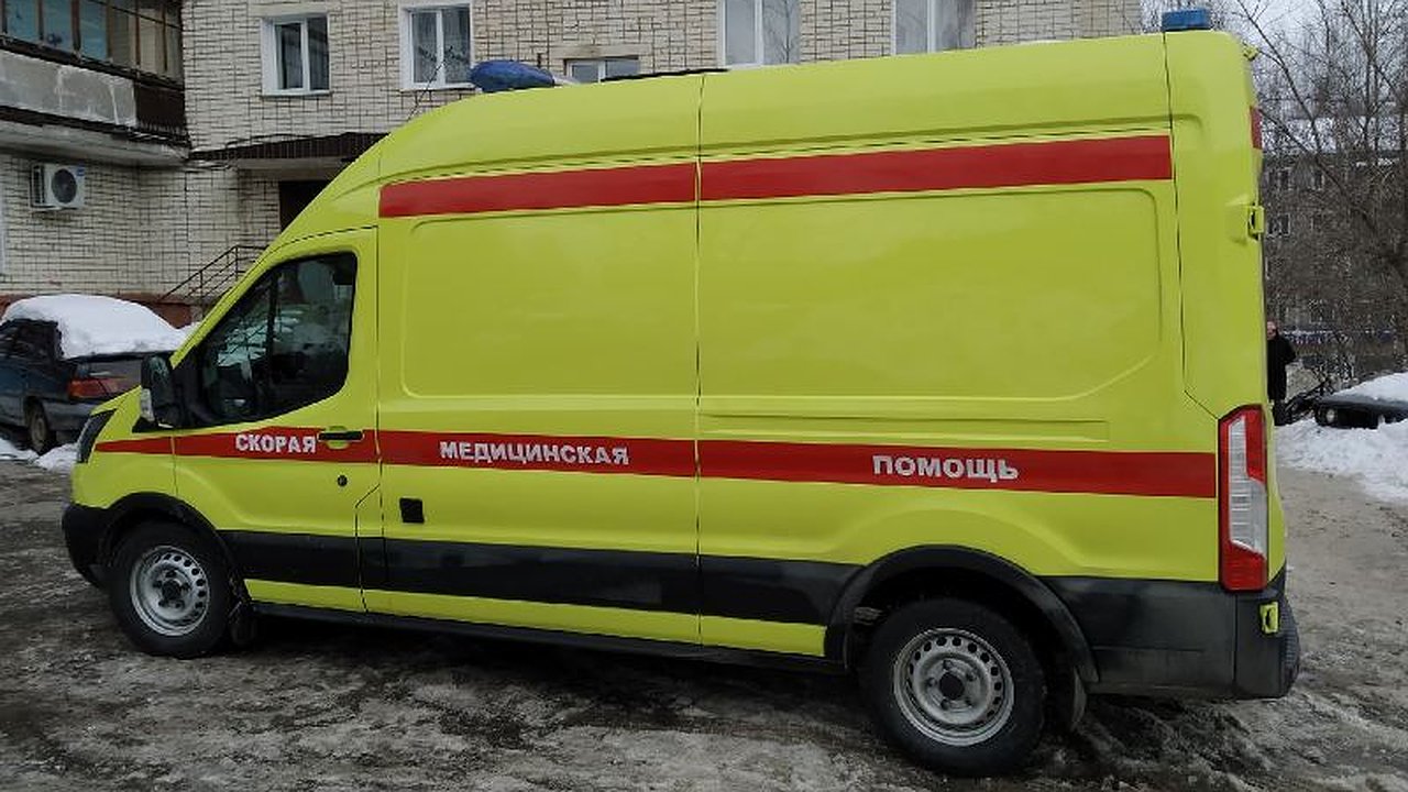 Главная картинка новости: После падения в кировском сквере женщину госпитализировали с переломом таза