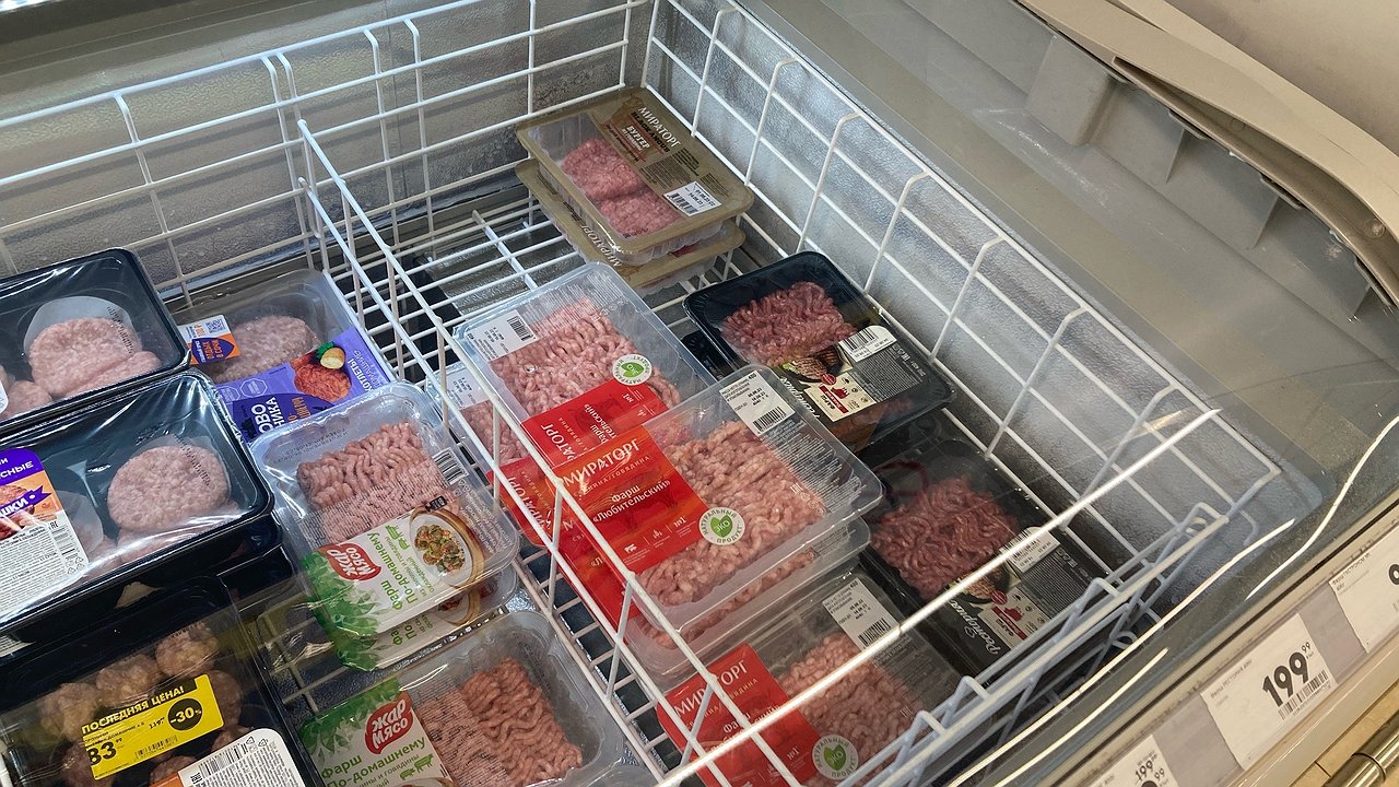 Главная картинка новости: Купила в "Пятерочке" 400 г фарша от известного производителя - а после жарки в сковороде полно воды, мяса почти нет. Что за состав такой?