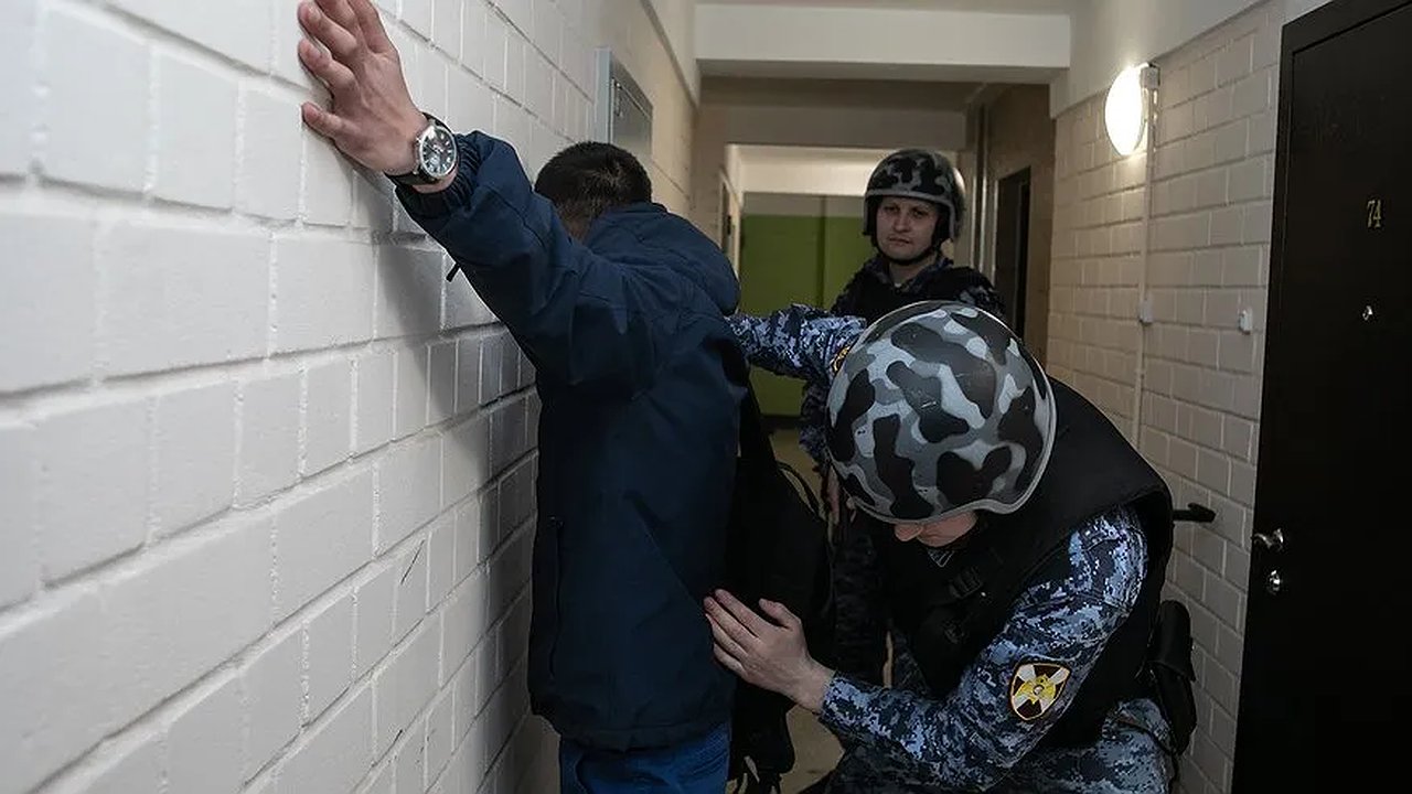 Главная картинка новости: Словесная перепалка закончилась ударом бутылкой: Росгвардия задержала участников конфликта у магазина в Кирове