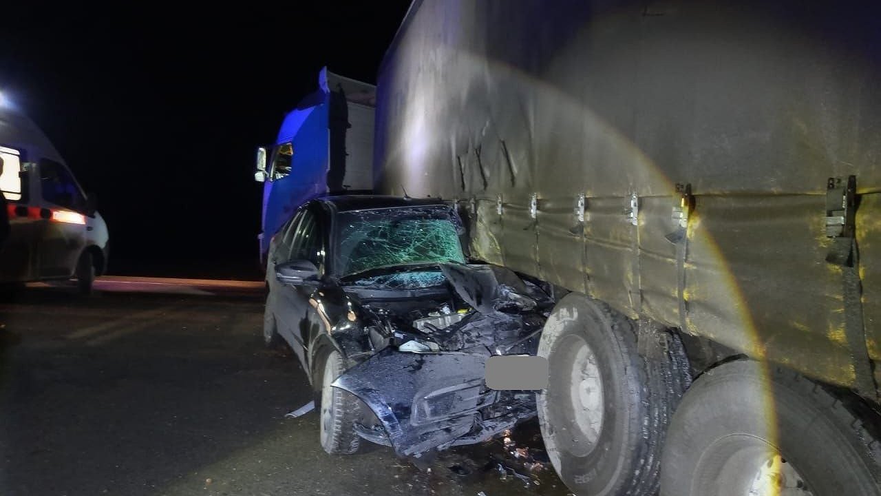 Главная картинка новости: Смерть на трассе: в Вятскополянском районе лоб в лоб столкнулись грузовик и легковушка, есть погибший