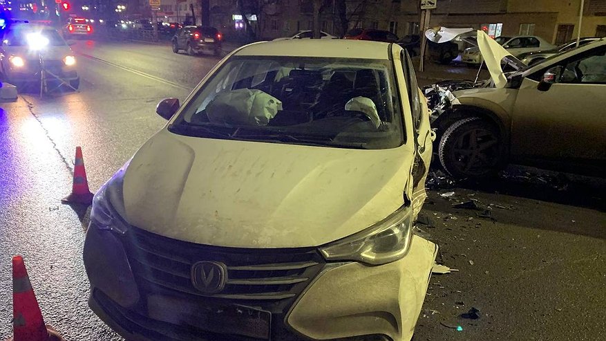 Главная картинка новости: На Октябрьском проспекте в центре Кирова столкнулись Changan и Omoda: есть пострадавший.
